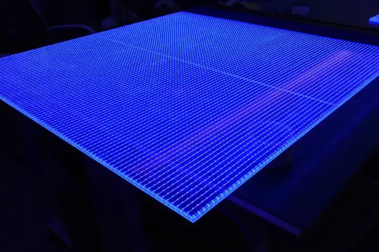 而光电玻璃透明屏是一种将led灯珠内置于双层玻璃之间,借助玻璃导电