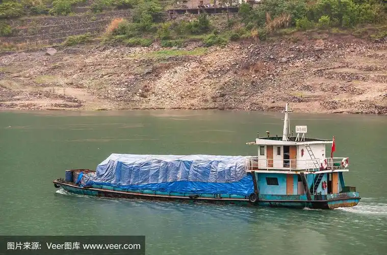 中国香溪村长江西陵峡上一艘装有蓝色油布的小驳船.