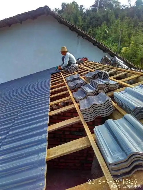 小舅舅在楼顶盖瓦