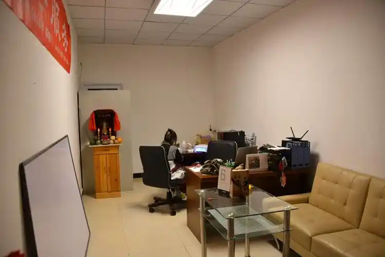 "小郑文化传媒工作室"-走在时尚的最前沿