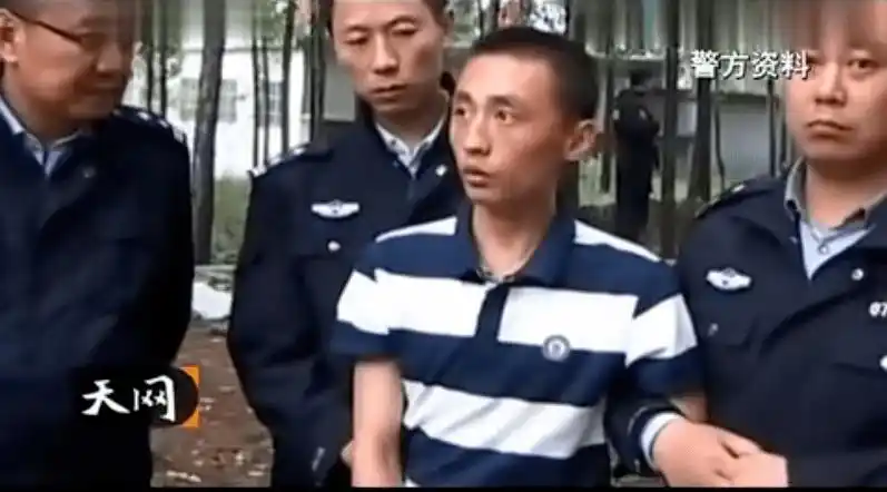 指认现场的王吉营几人先将犯罪现场清理了一下,这个过程中,付刚久得