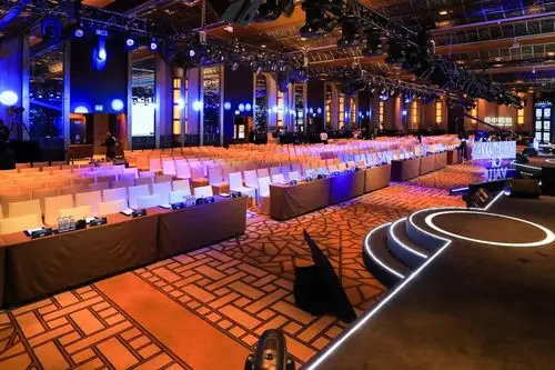 专业的年会活动策划利用一体化场地布置,展示企业实力风采!