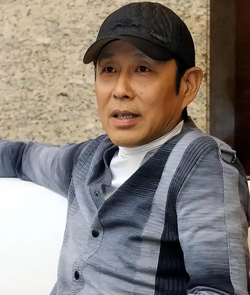 老戏骨陈道明惊艳现身,1200元鞋踩出时尚范儿,墨镜显神秘魅力!