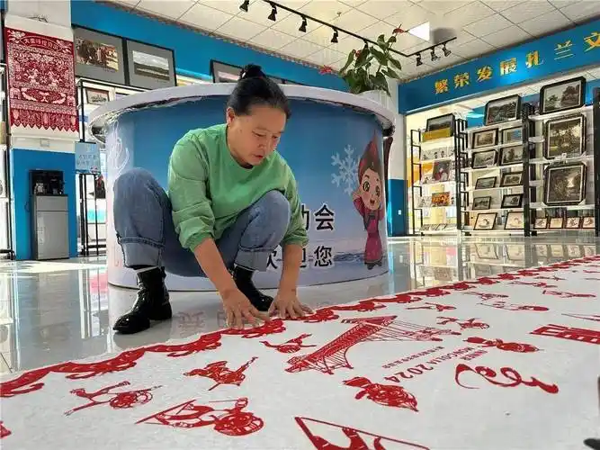 都叶梅和她的学员们创作了几百款"十四冬"主题的剪纸作品.