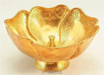 南宋葵花形金盏皖博馆藏宋代金银器之典范敞口矮圈足由六片錾刻秋葵