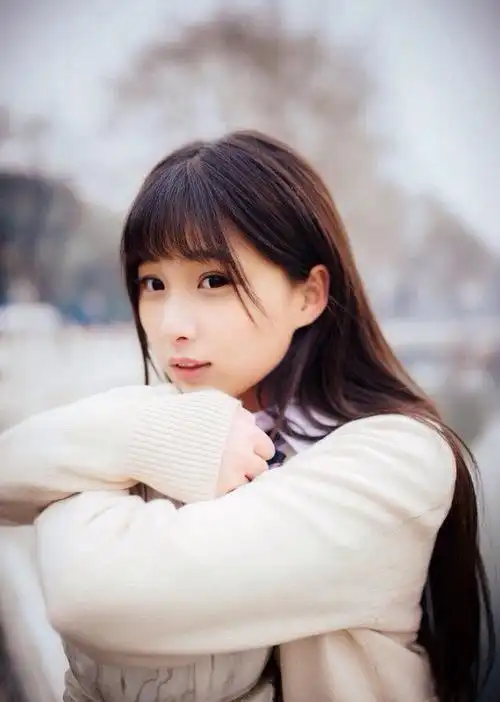 就像女生,在男生面前可能是清新文艺范儿,长发飘飘,感觉十分可人,可是