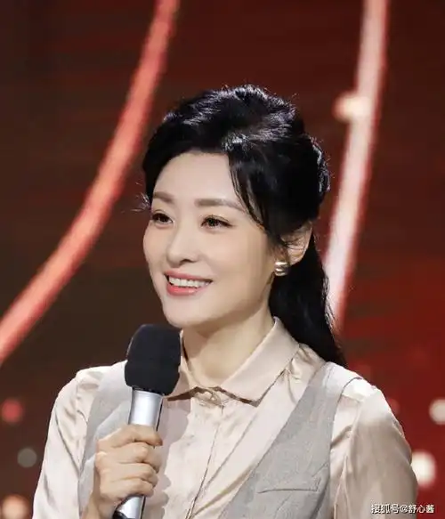 原创52岁周涛依旧女神耳环小细节有玄机点评话术都是教科书