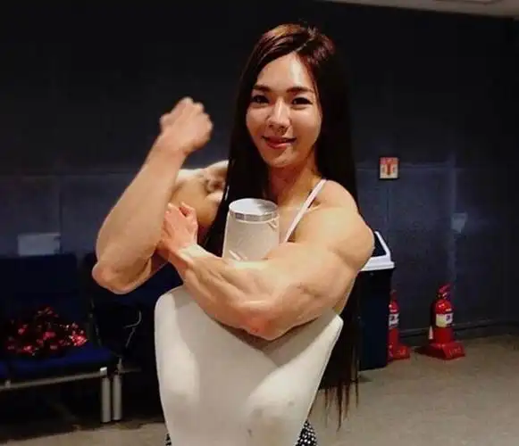 萝莉脸肌肉身材的韩国金刚芭比 池妍玉
