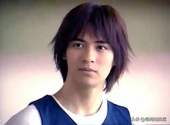 周渝民饰演了偶像剧《流星花园》中的花泽类.