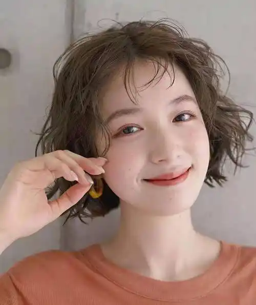 圆脸卷发发型(脸大脸圆适合什么发型?