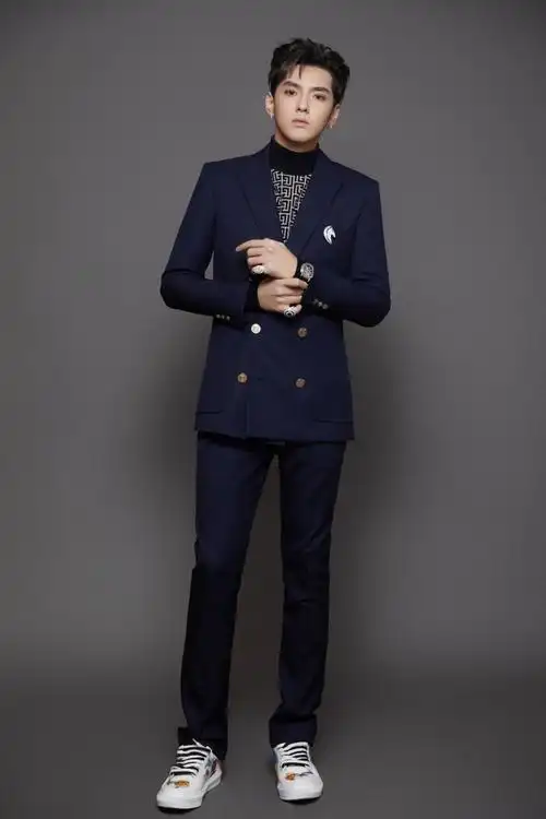 名表搭配师# 作为宝格丽代言人的#吴亦凡# 出席#微博之夜# 时也在