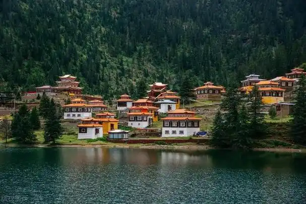 古鲁诵忠玛——四川新龙县俄日寺,会说话的莲花生大师像的传说