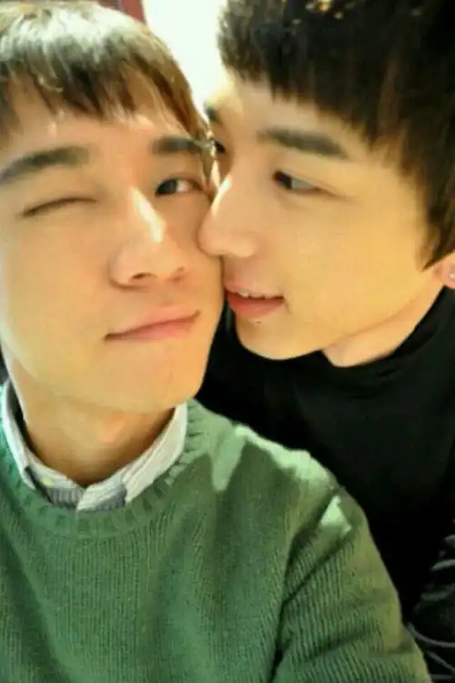 沈肯尼:-猎人伦问猎人尼:"伟大的尼,请问您是怎么狩猎到这么大的熊呢?