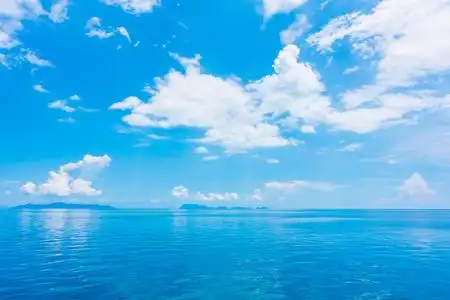 美丽的海和海洋与云彩在蓝天背景照片