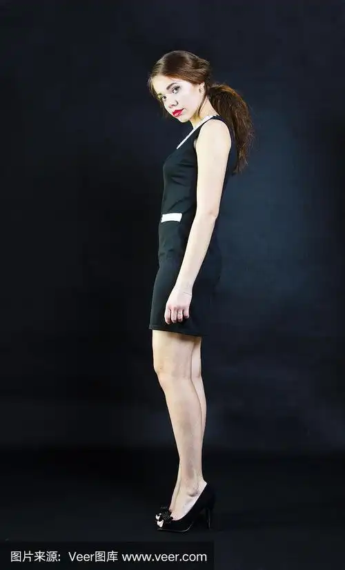 年轻女子侧身站着.