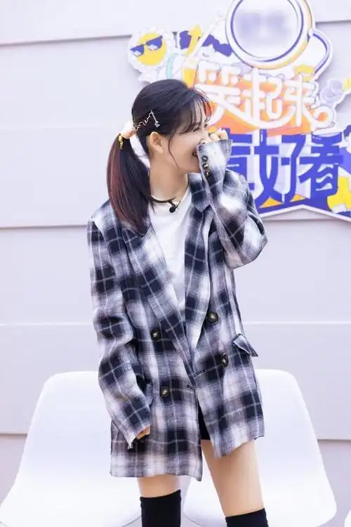 谢娜这少女感太强了穿黑色长丝袜一点不俗气配超短裤美腿撩人