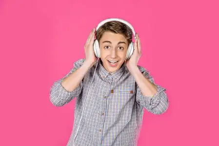 小男孩头戴耳机图片