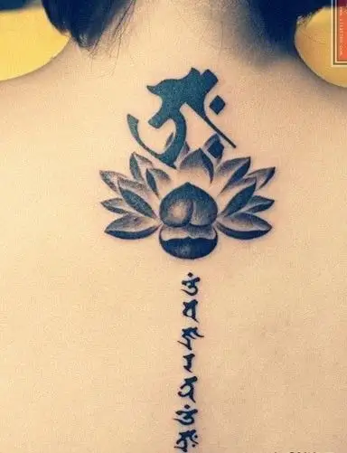 清新时尚的背部梵文刺青 - 纹身秀