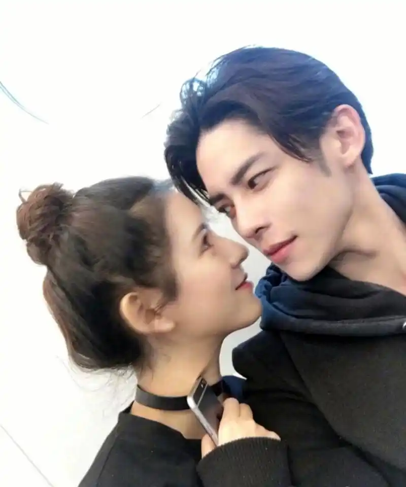 张予曦与男友亮相尽显恩爱!这位有点日系风格的男友大家怎么看?