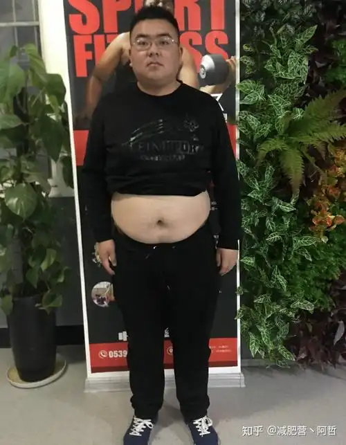 我叫姜岁安,来自湖北武汉,来营地之前我是个280斤的大胖子,在这之前我