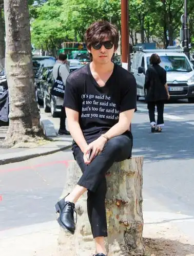 邓伦溜肩严重且肩膀极窄,拍戏时与其他男星的同框照对比鲜明.