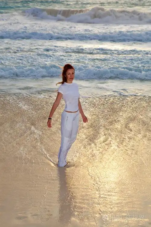 海洋海岸的日落海滩的女人照片-正版商用图片0bjake-摄图新视界