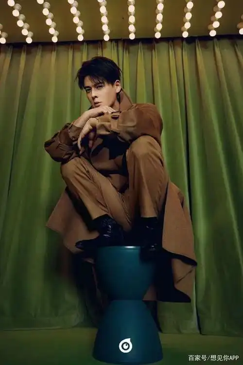 利落干净的脸型线条,完美的身材比例,他是冻龄男神郭品超