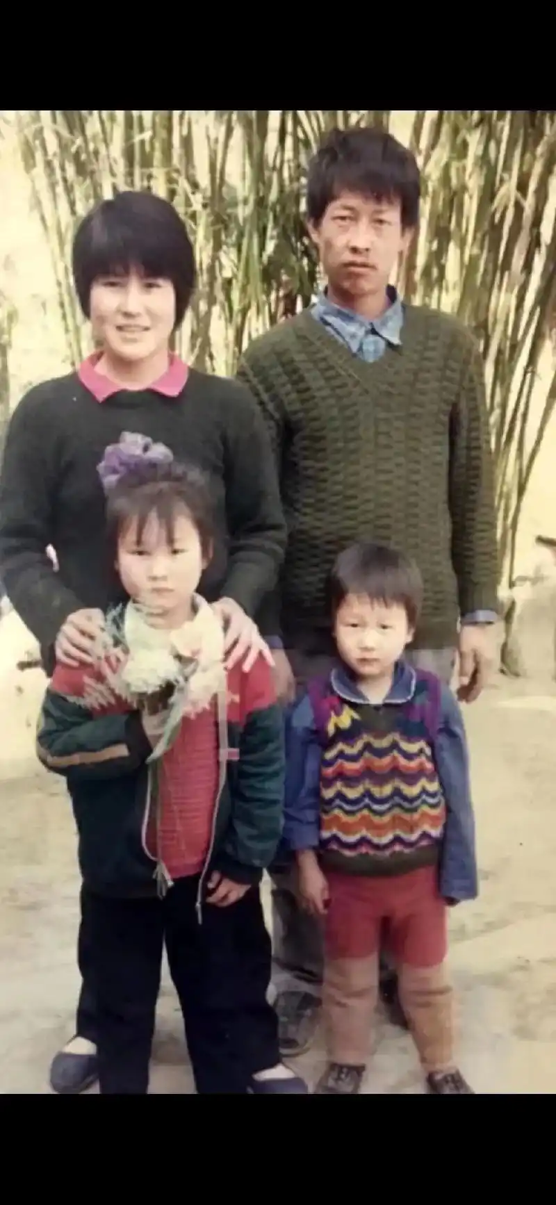 只有照片能记录这份珍贵 年轻的爸爸妈妈养育着年幼的我姐弟俩 - 抖