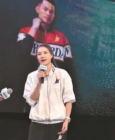 林丹娇妻秀恩爱,印花"超级丹"t恤好甜蜜,178身高穿牛仔不得了