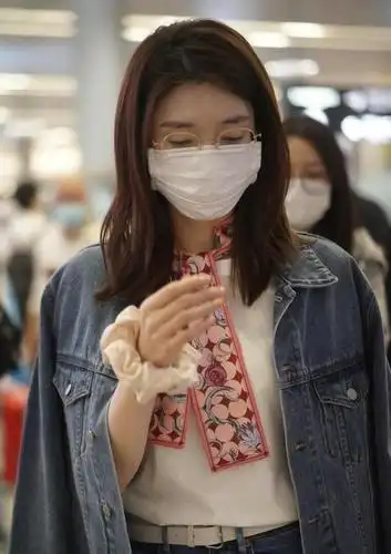 明星姐姐素颜状态顶呱呱披着牛仔外套绑一条小丝巾精致又高级