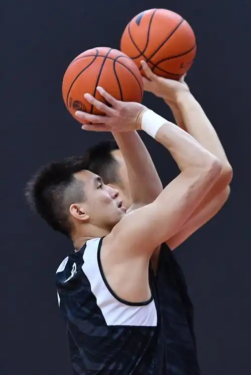 8月13日,辽宁本钢队球员郭艾伦在训练中练习投篮.