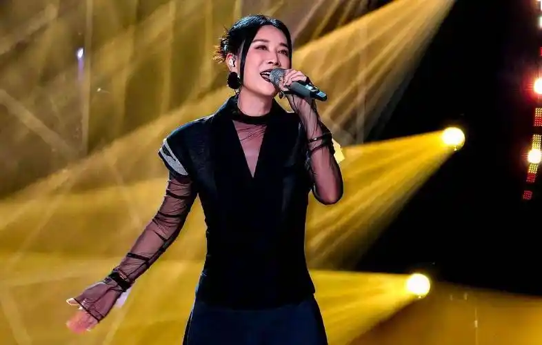 在节目未播出前,她也是今年的冠军候选人,不过就前四期节目而言,那英