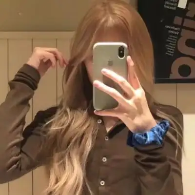 对镜拍照女生头像 高清女生镜子照片微信头像图片