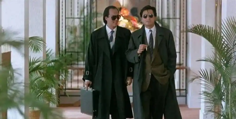 《英雄本色》里狄龙饰演的黑道大哥还有周润发饰演的小马哥,风衣 墨镜