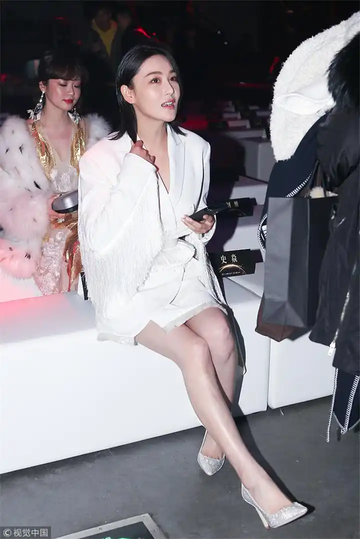 张馨予的灯管腿美得不行,女人见了都羡慕,男的见了都倾心不已