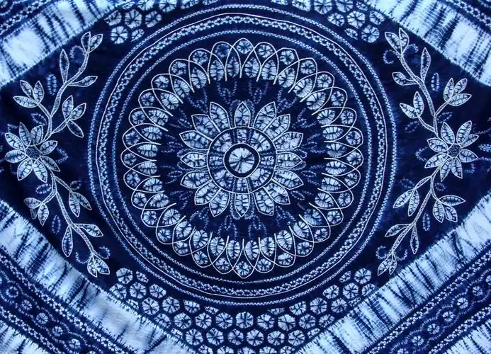 扎染大师作品欣赏▼焦宝林,江苏海安人,1942年6月出生,1962年毕业于