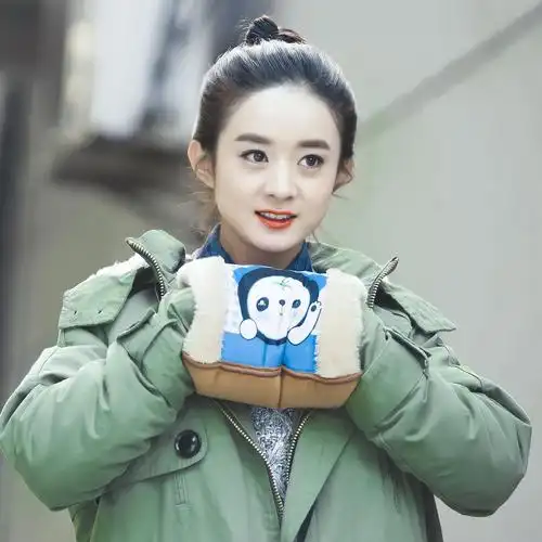 赵丽颖深夜酒吧会好友身上保温杯成亮点养生女孩