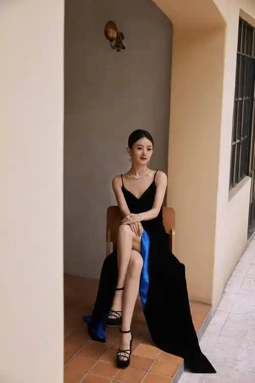 赵丽颖吊带连衣裙性感写真_高跟鞋_黑色_银色