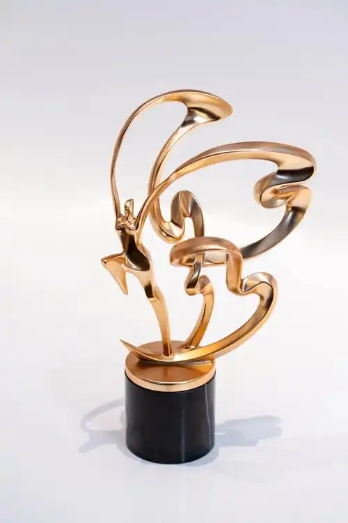 脚踏飞鸿雁狂舞入星滔中意青年未来时尚设计大赛奖杯设计者孙嘉英访谈