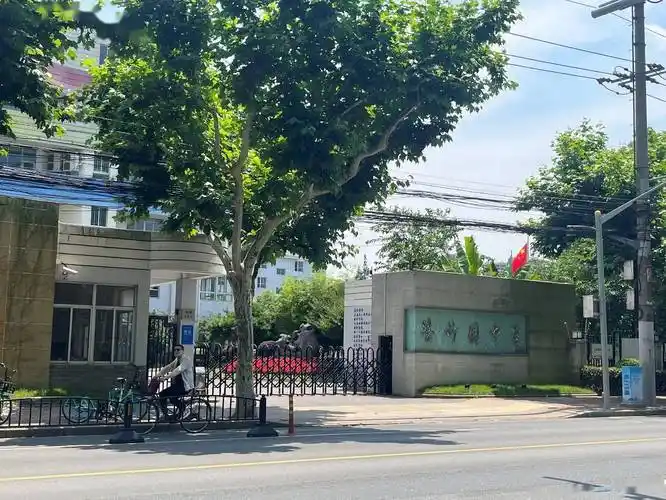 据说是个美术特色很优异的高中.