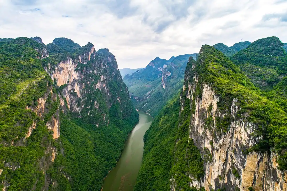 贵州北盘江大峡谷,以其雄伟的景观和深邃的文化底蕴,诚邀每一位热爱