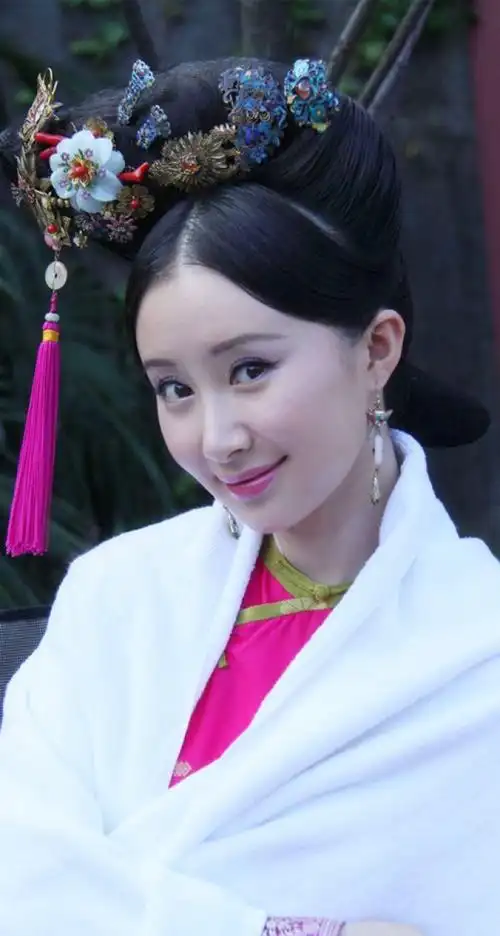 一个高傲冷艳,一个温柔善良