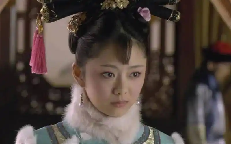 后来,在机缘巧合下,她出演了《甄嬛传》中"淳贵人"一角,从而受到关注.
