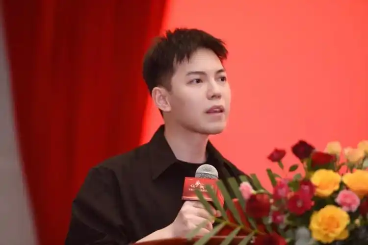 万家丽集团总经理黄晓丹先生致欢迎词