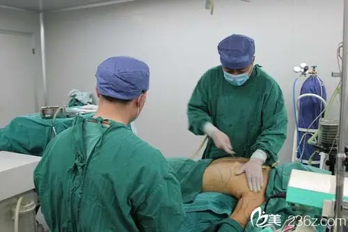 华美整形的美丽体验背部吸脂