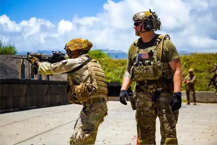 澎湖三醉汉暴揍美国人打出台当局机密美军特种兵潜入大陆周边