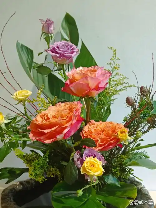 鲜花盛开的季节,插花艺术带来了无尽的美感和喜悦.