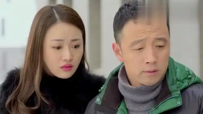 男人四十要出嫁穷小子看到女朋友打来电话犹豫不敢接听