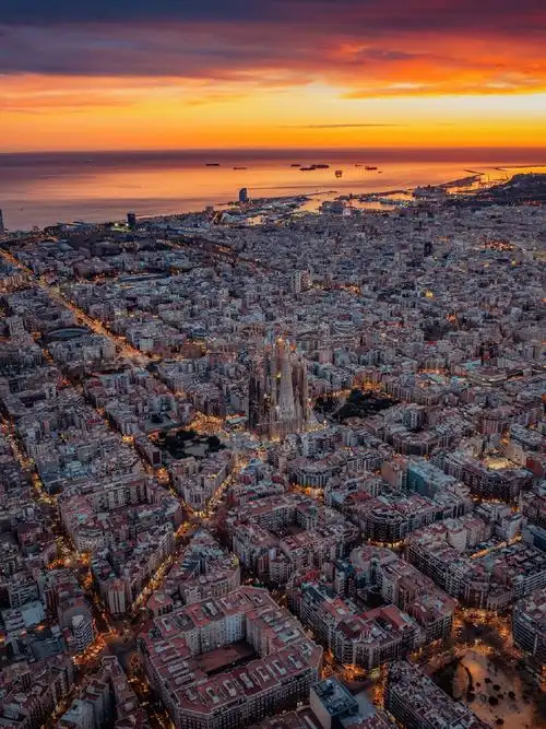 的城市与建筑    图1-4 萨拉戈萨 皮拉尔圣母教堂  图5-9 巴塞罗那 圣