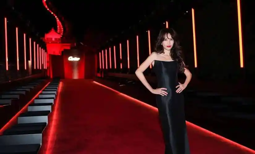 对于腰部比例非常好的莫文蔚来说,即使是黑色长裙也能展现出不错的